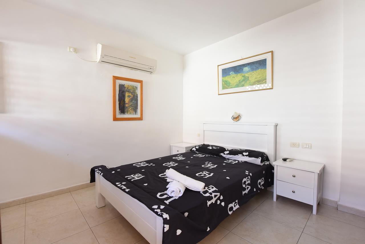 Flintstone Guest House Eilat Ngoại thất bức ảnh