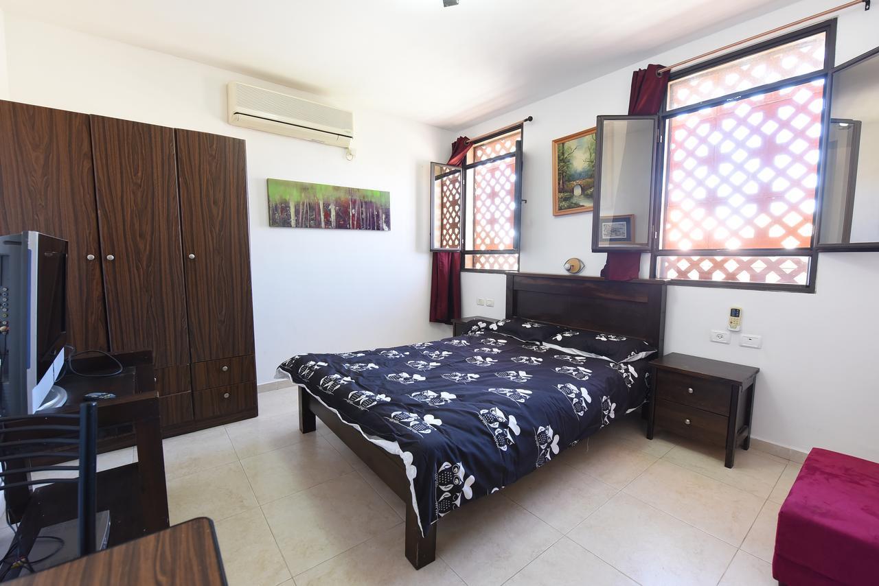 Flintstone Guest House Eilat Ngoại thất bức ảnh